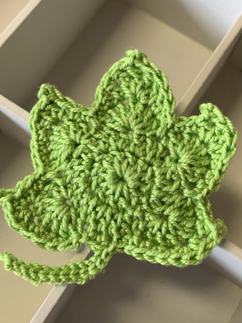 Broche hoja de arce verde-clarito