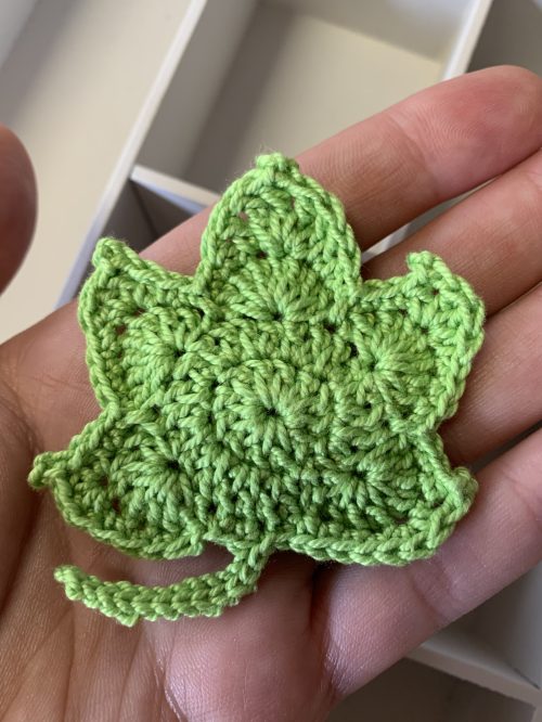 Broche hoja de arce verde-clarito