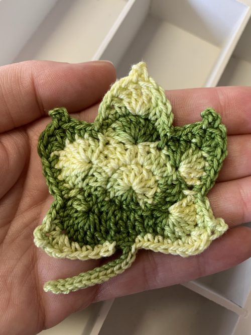 Broche hoja de arce tonos verdes