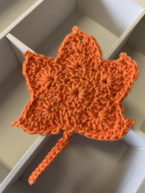Broche hoja de arce naranja