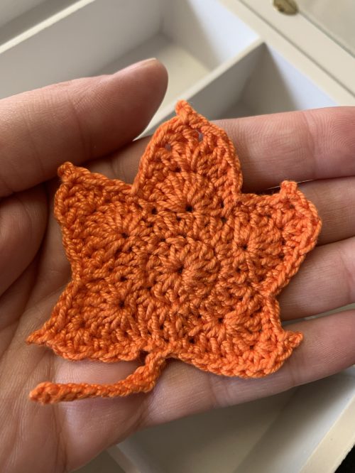 Broche hoja de arce naranja