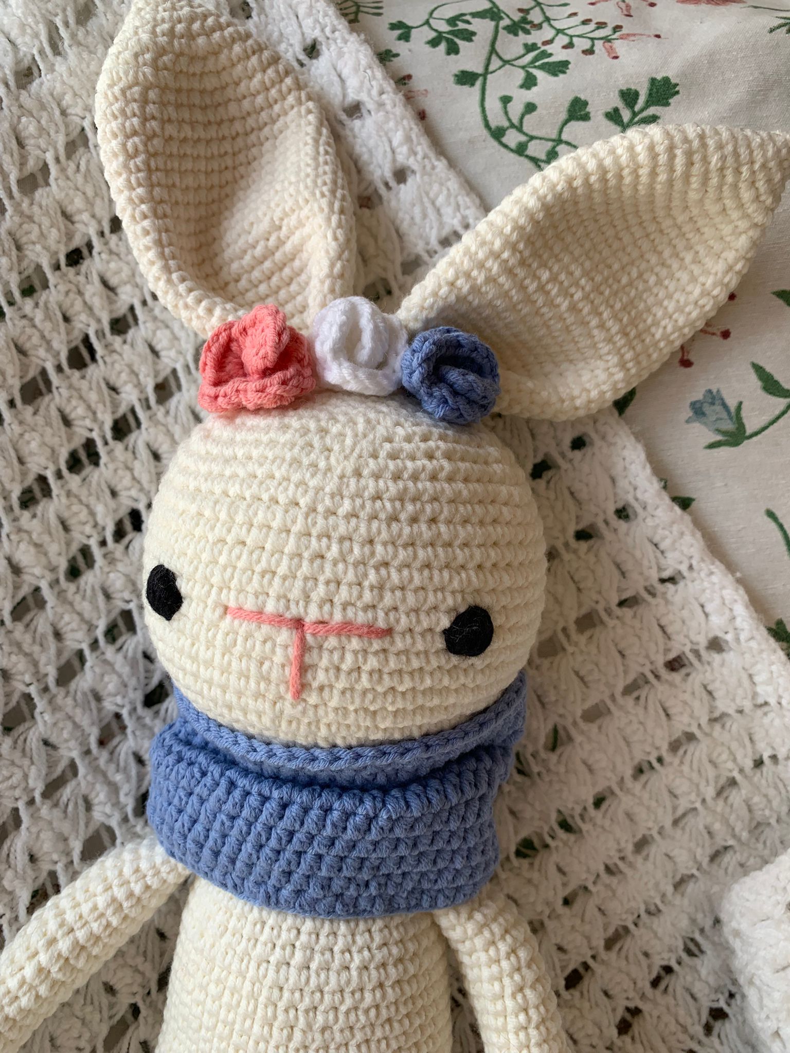 Conejo amigurumi blanco con bufanda azul - Imagen 2