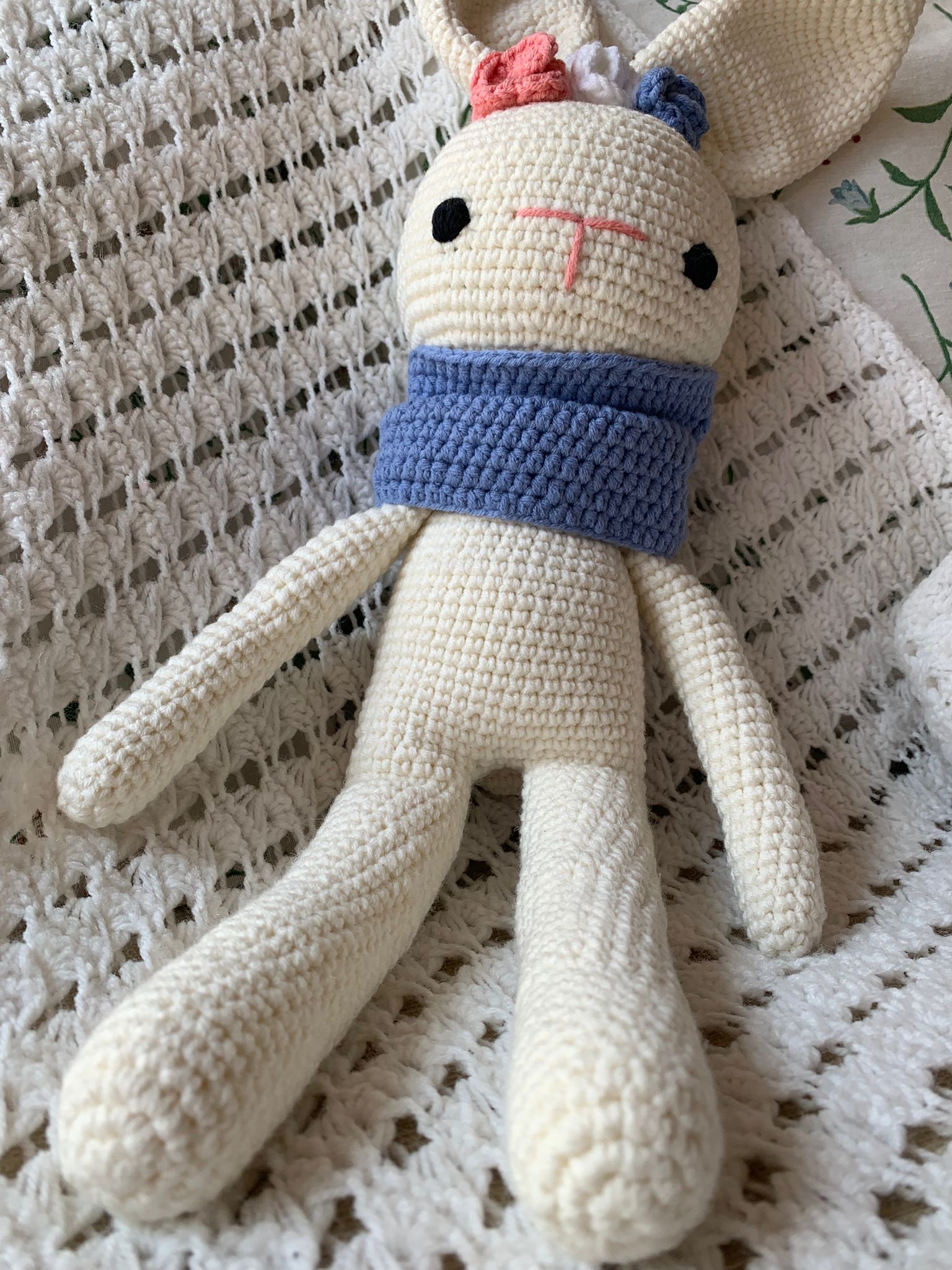 Conejo amigurumi blanco con bufanda azul - Imagen 3
