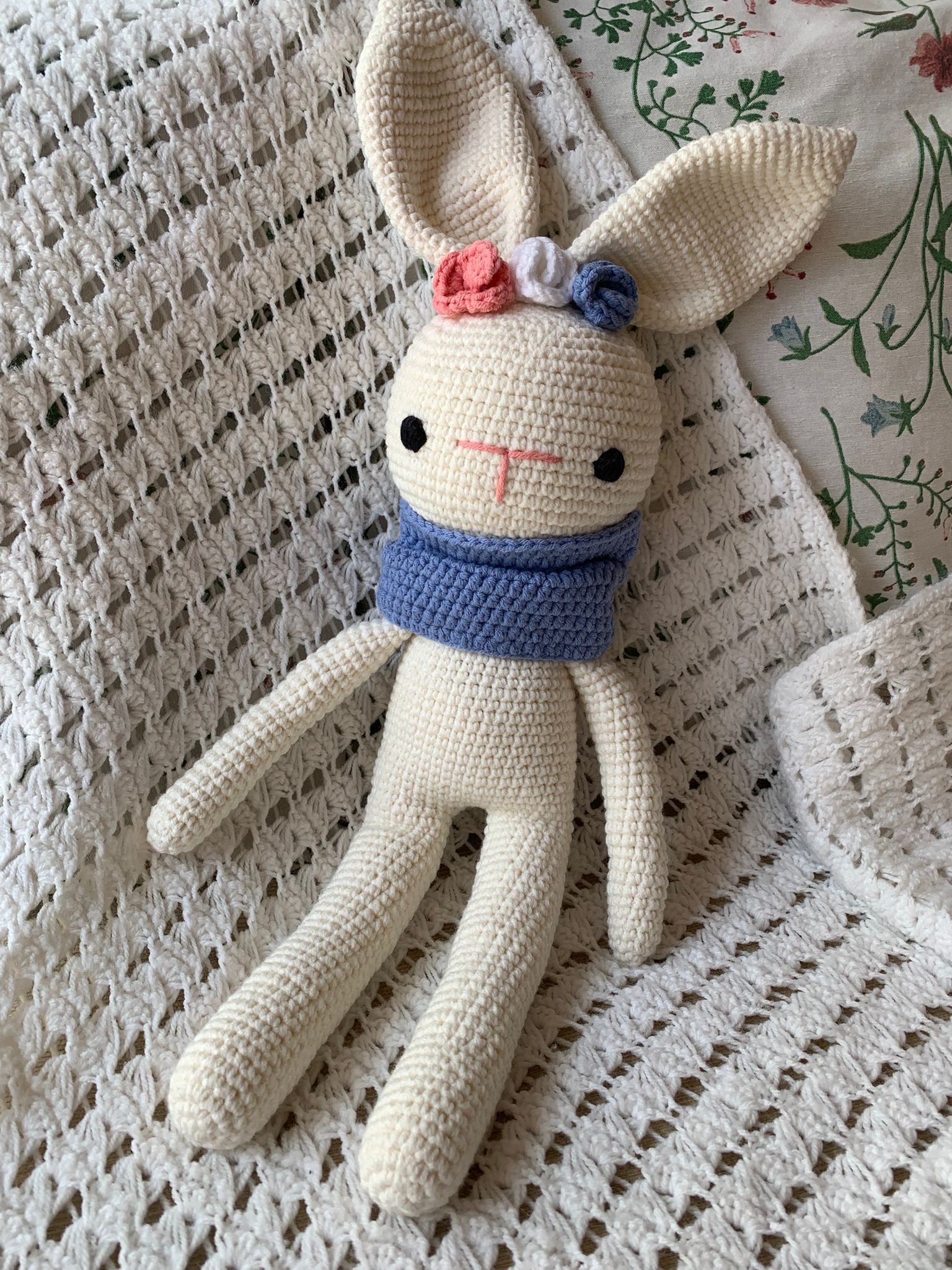 Conejo amigurumi blanco con bufanda azul