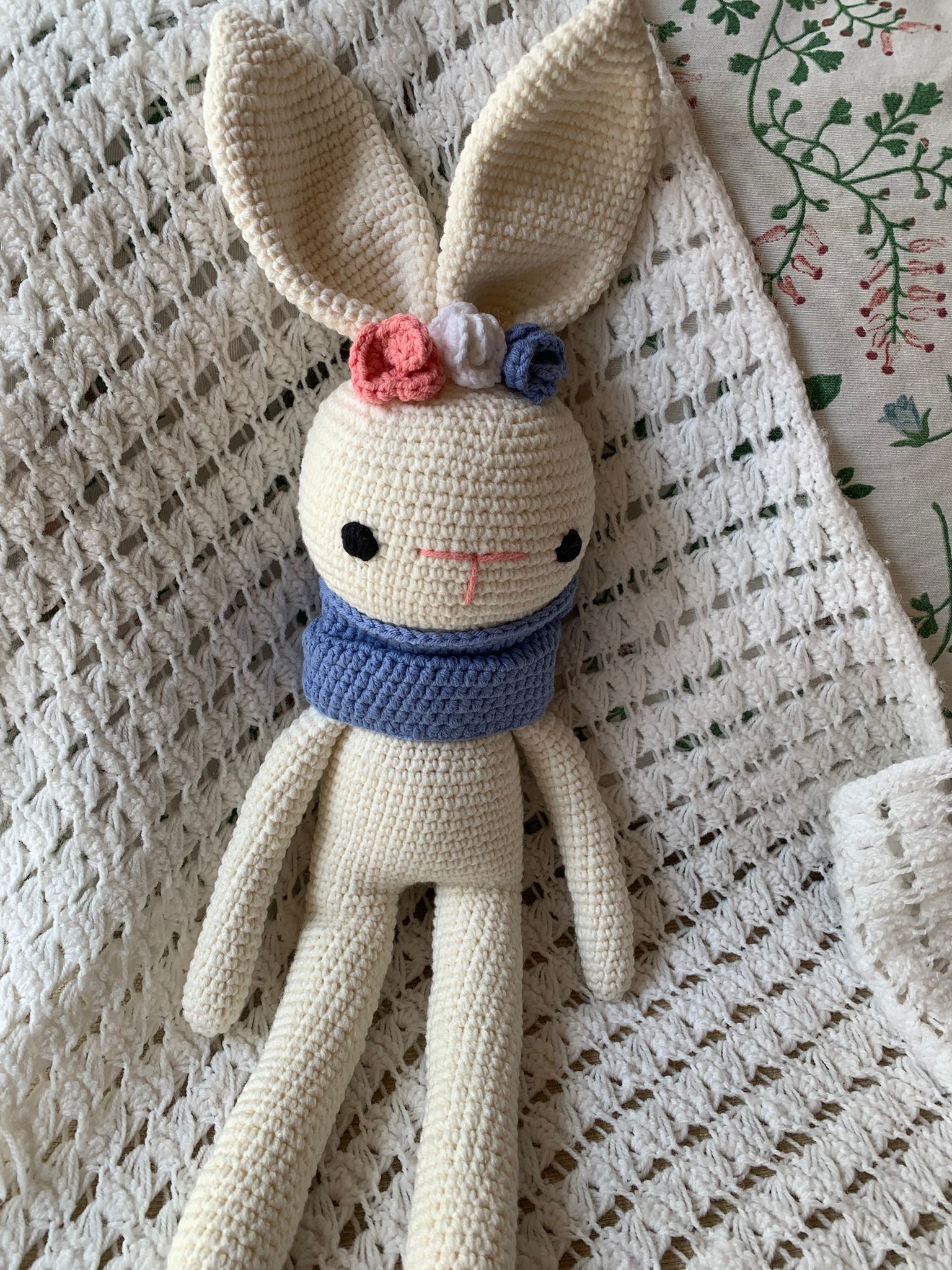 Conejo amigurumi blanco con bufanda azul - Imagen 4