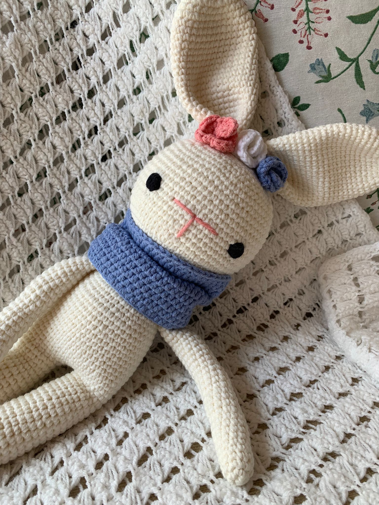 Conejo amigurumi blanco con bufanda azul - Imagen 6