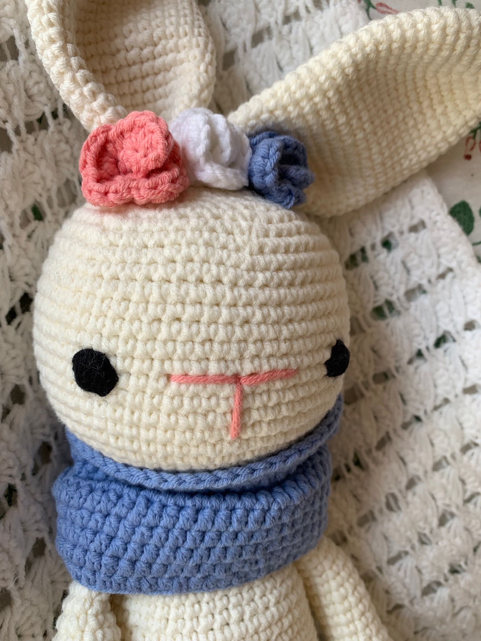 Conejo amigurumi blanco con bufanda azul - Imagen 7