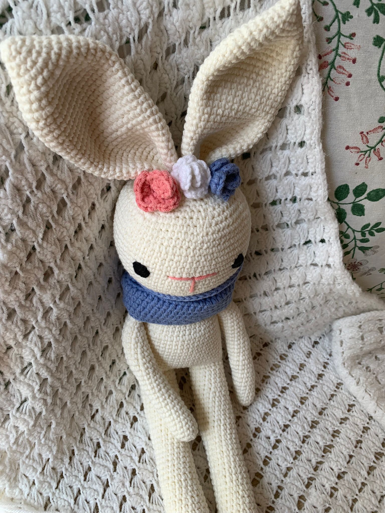 Conejo amigurumi blanco con bufanda azul - Imagen 8