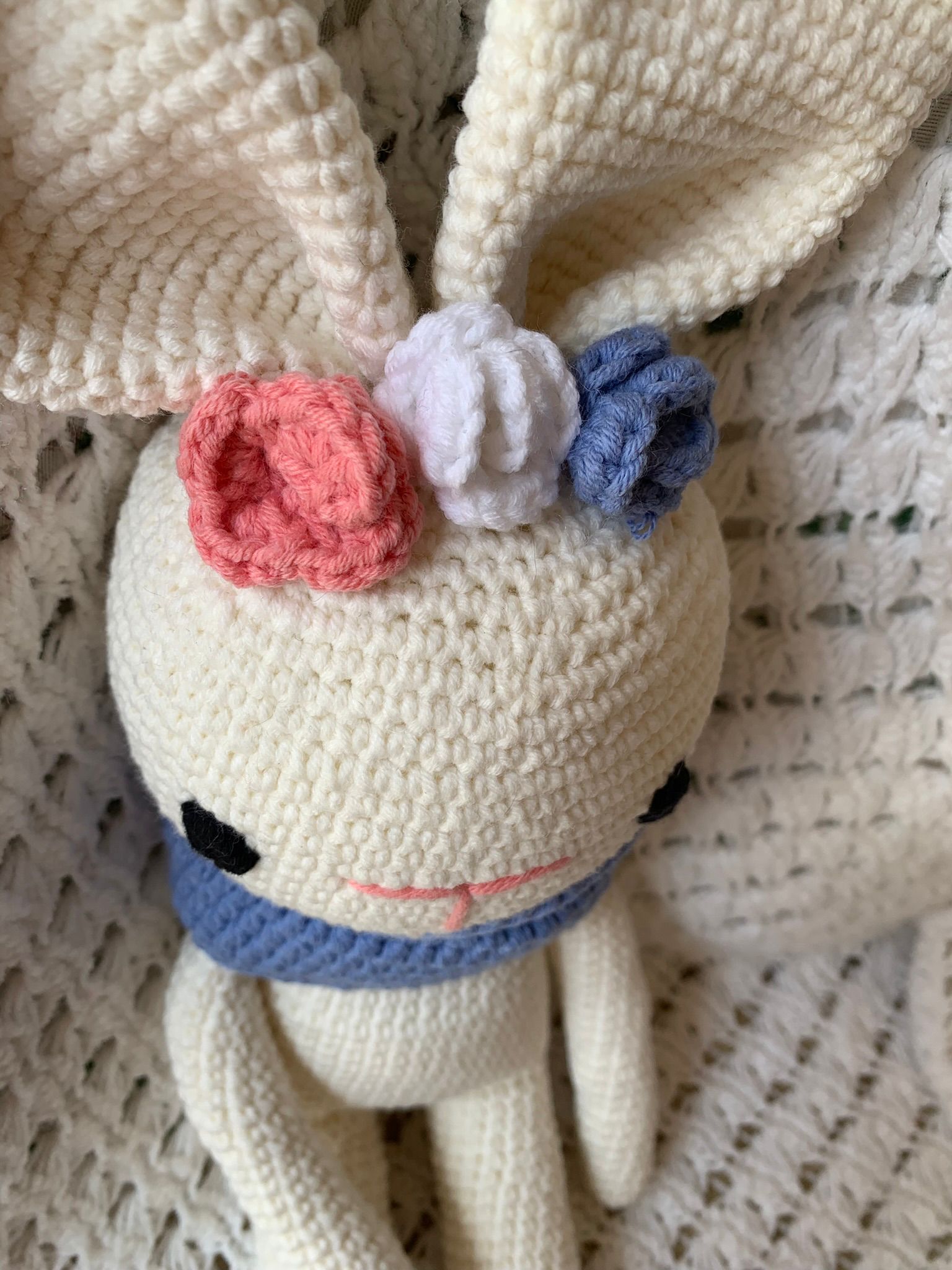 Conejo amigurumi blanco con bufanda azul - Imagen 9