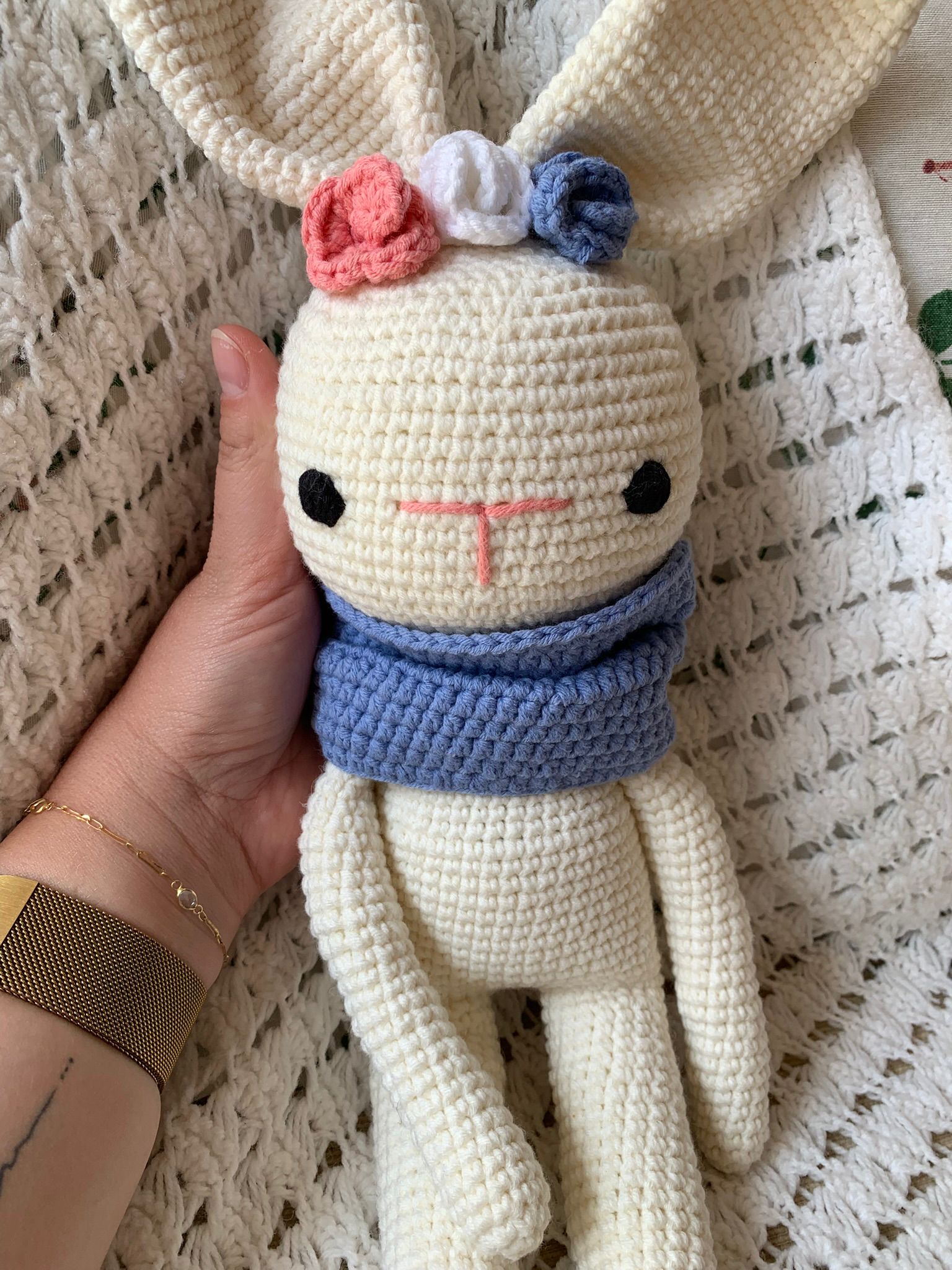 Conejo amigurumi blanco con bufanda azul - Imagen 10