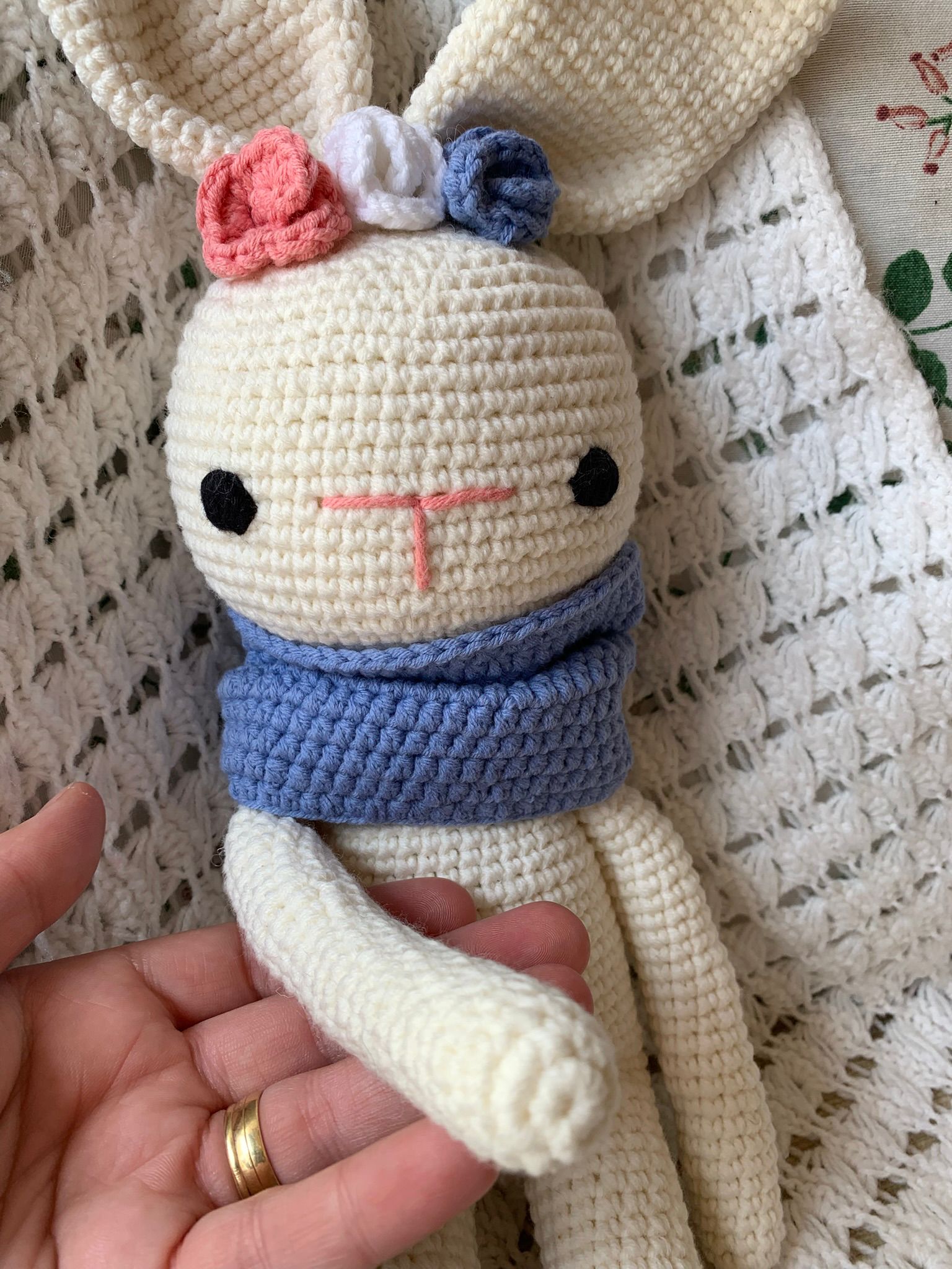 Conejo amigurumi blanco con bufanda azul - Imagen 11