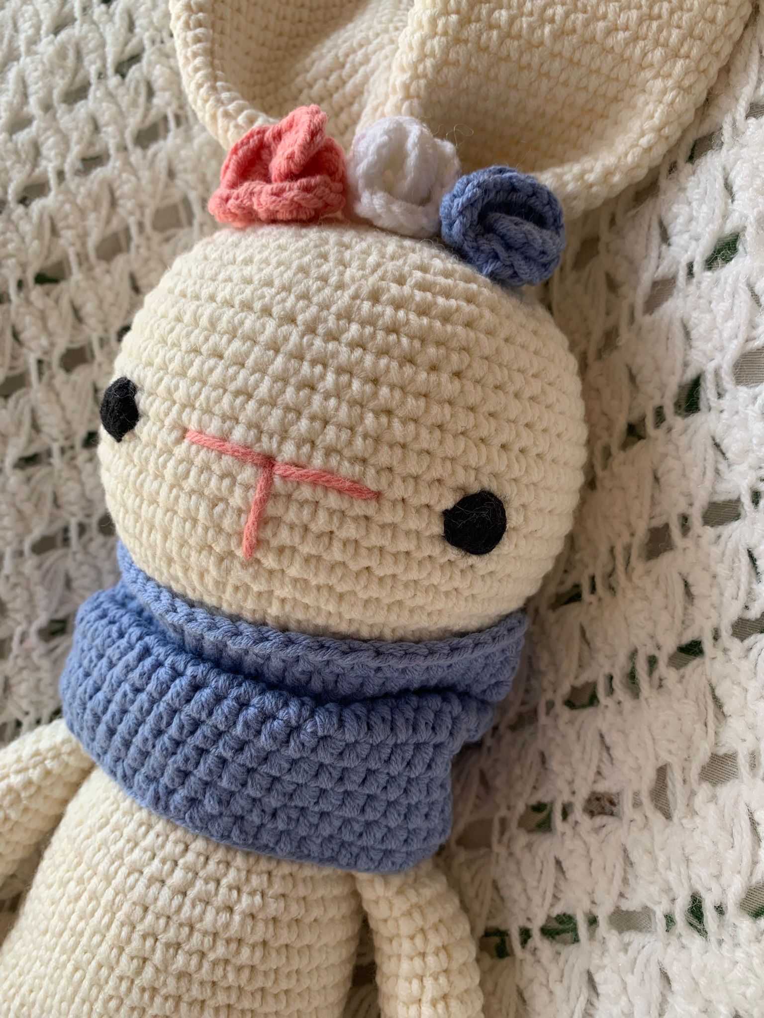 Conejo amigurumi blanco con bufanda azul - Imagen 12