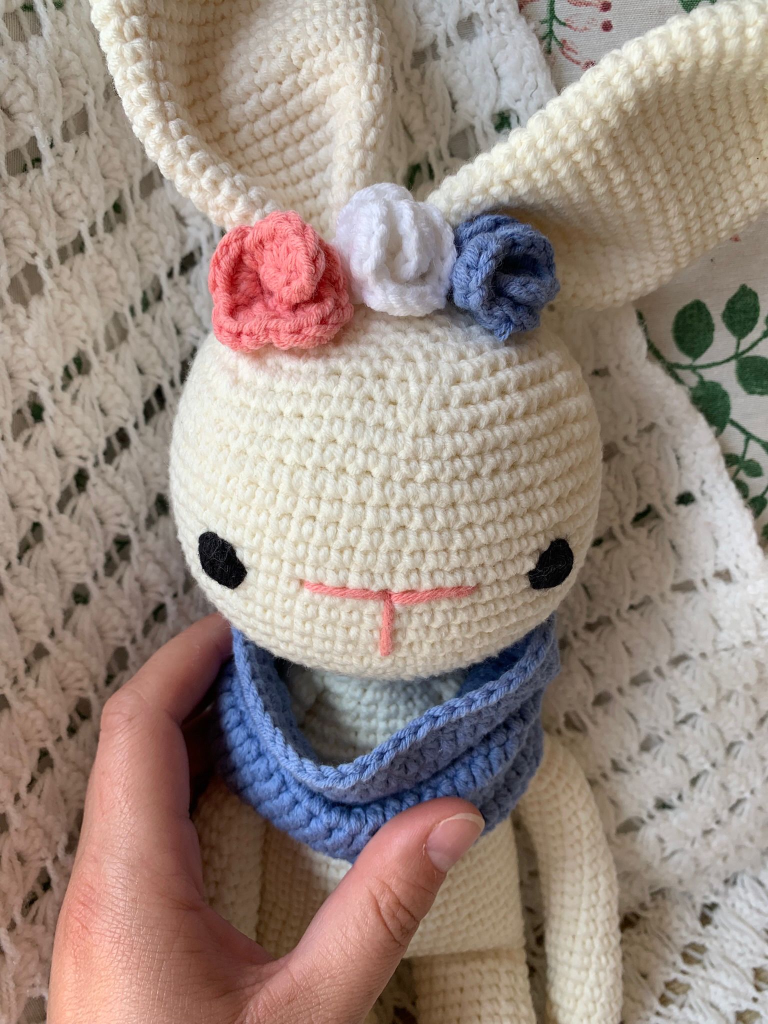 Conejo amigurumi blanco con bufanda azul - Imagen 13