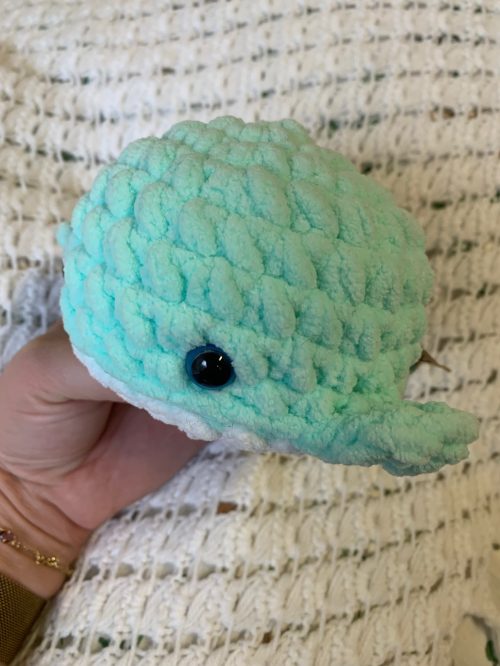 Ballena Amigurumi verde claro 12 cm – Juguete de bolsillo hecho a mano