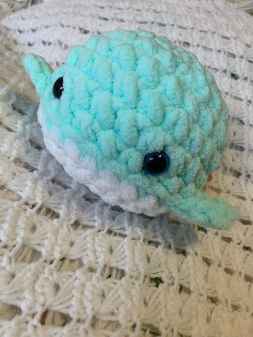 Ballena Amigurumi verde claro 12 cm – Juguete de bolsillo hecho a mano