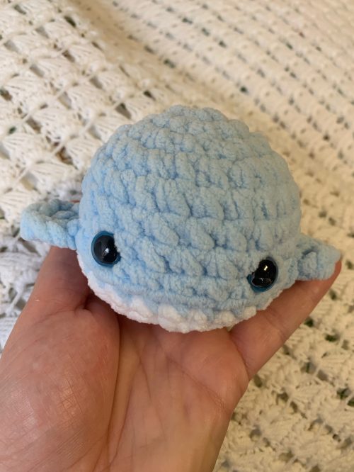 Ballena de ganchillo amigurumi azul clarito 10 cm – juguete de bolsillo