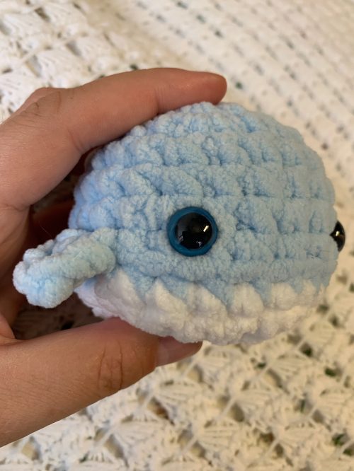 Ballena de ganchillo amigurumi azul clarito 10 cm – juguete de bolsillo