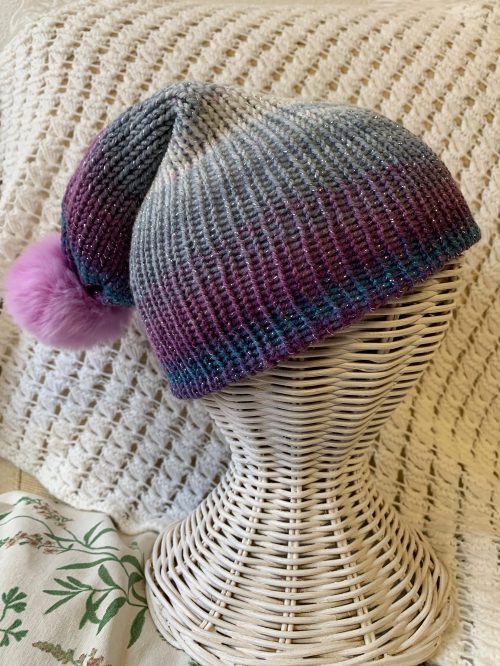 Gorro púrpura y gris degradado con brillo discreto y pompón