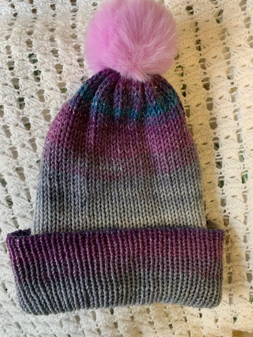 Gorro púrpura y gris degradado con brillo discreto y pompón
