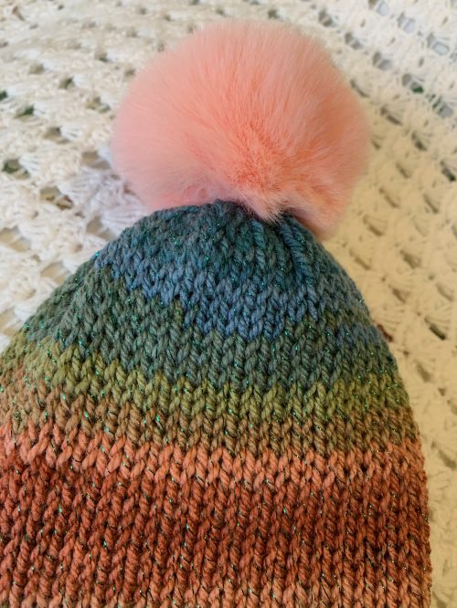 Gorro estilo slouchy artesanal – tonos tierra, verdes y azules con pompón