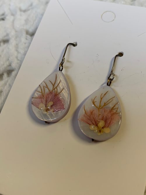 Pendientes de plata de ley y nácar en lágrima con flores naturales