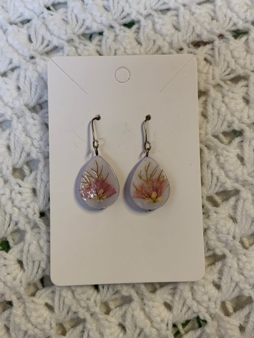 Pendientes de plata de ley y nácar en lágrima con flores naturales
