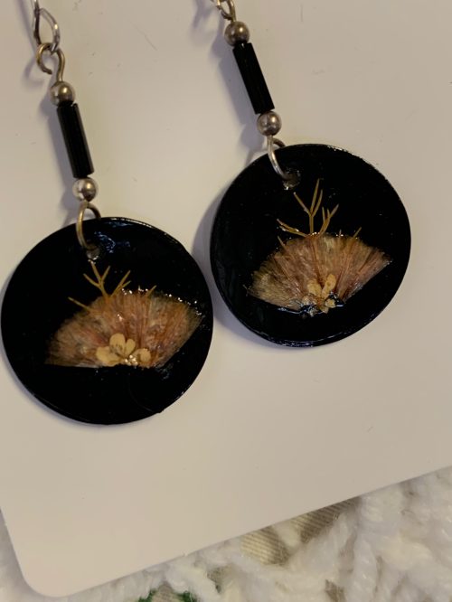 Pendientes Artesanales de plata y concha negra con flores naturales