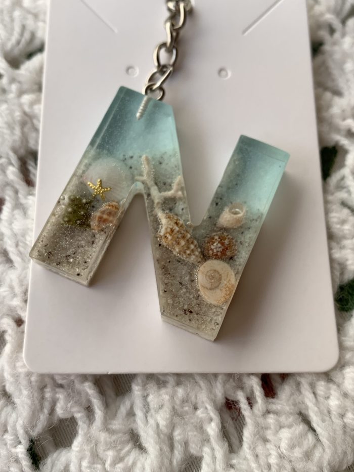 Llavero letra N personalizada de resina – temática mar y playa