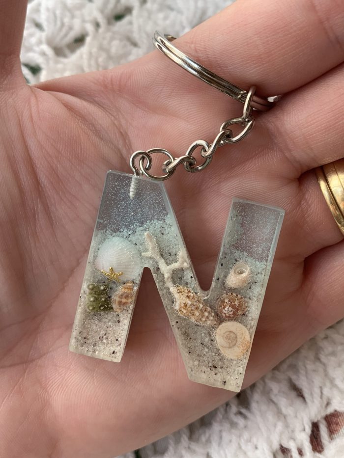 Llavero letra N personalizada de resina – temática mar y playa